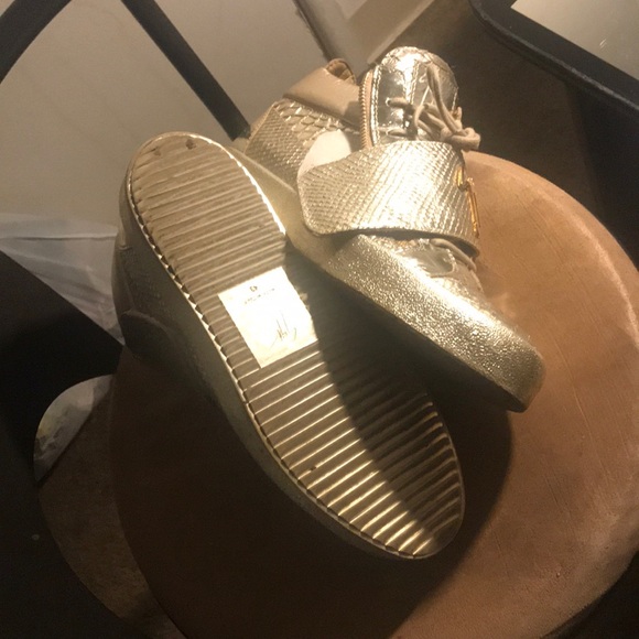 Good condition worn twice to fashion show - Picture 2 of 4